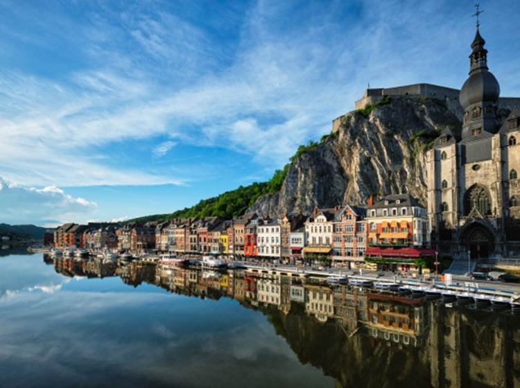 Vue de Dinant depuis la Meuse