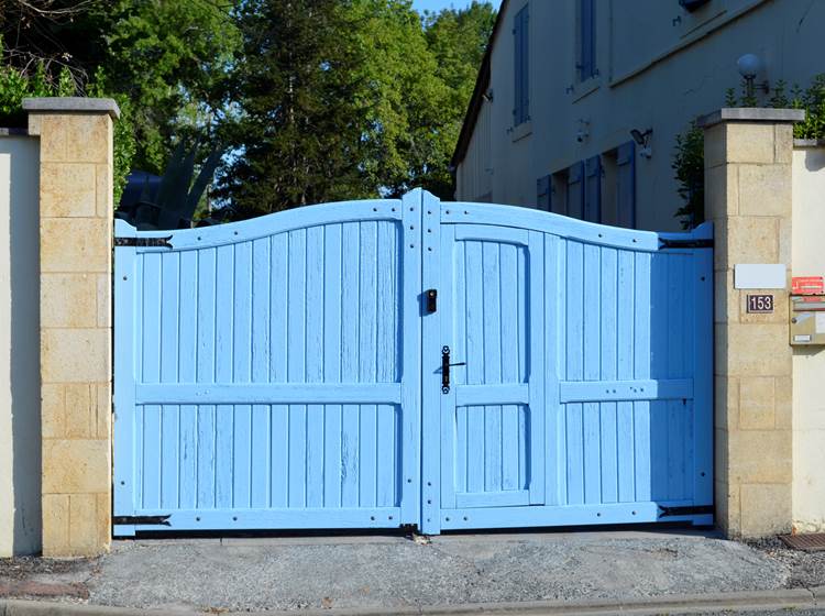 Nouvelle peinture sur portail d'entrée vue extérieur