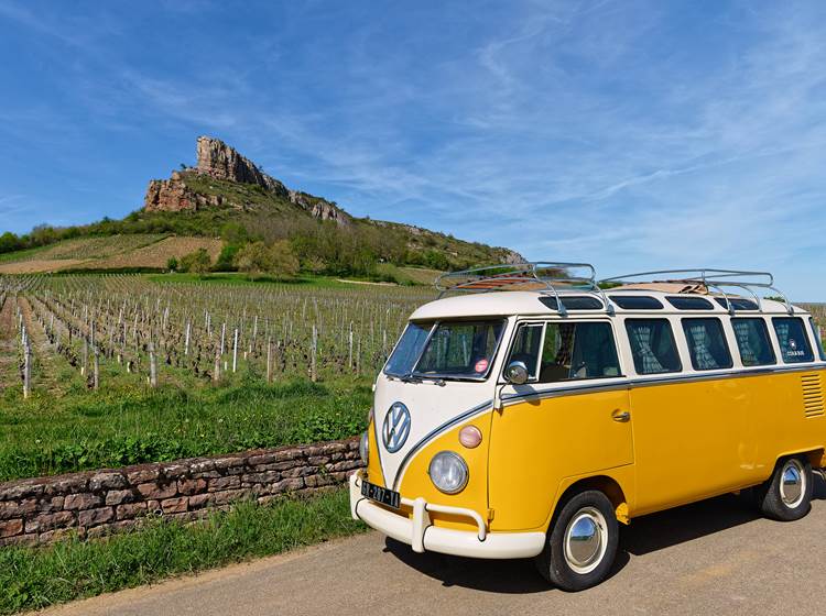 Combi WW devant la roche de Solutré (classé grand site de France)