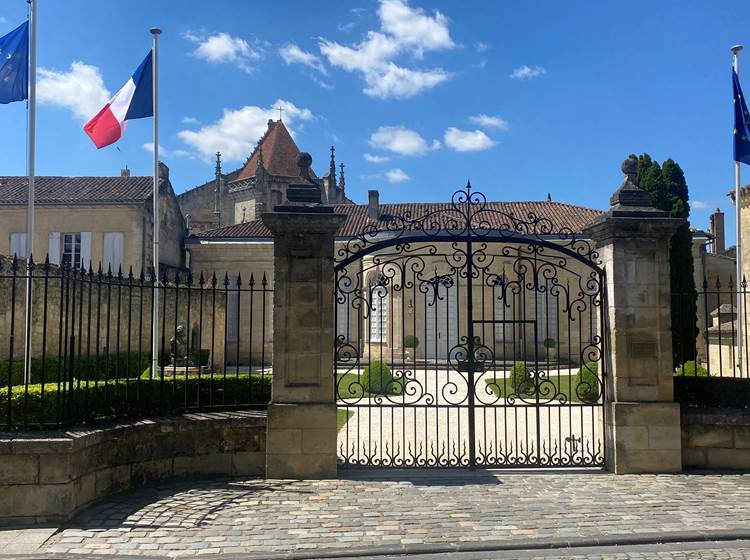 Mairie-commune-Saint-Emilion-architecture-Bordelais