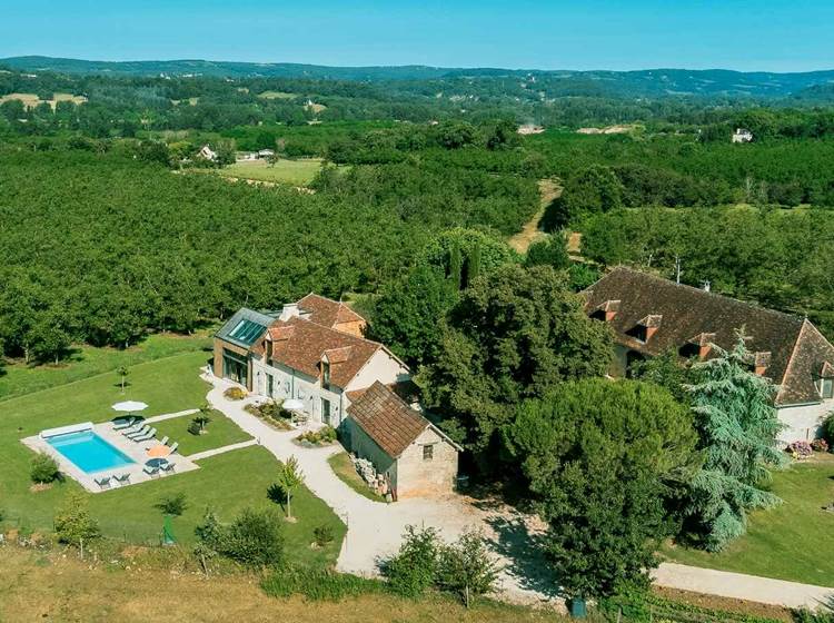 Vue aérienne du corps de ferme en Vallée de la Dordogne-page