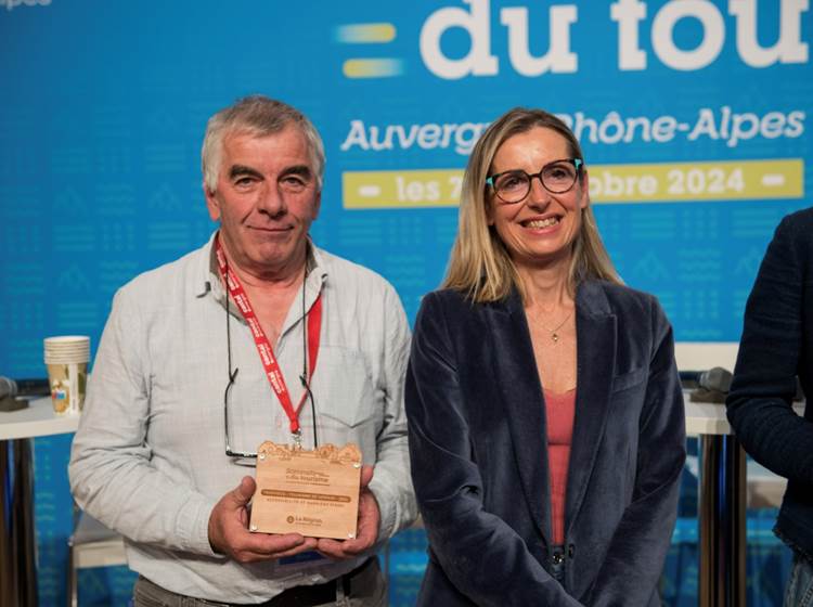 Guy Salat et son trophée ©Auvergne-Rhône-Alpes / Guillaume Atger