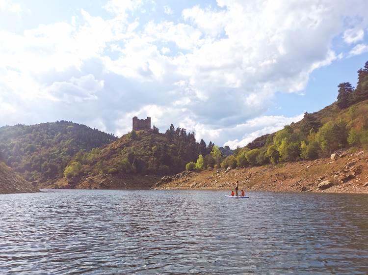 Faire du paddle avec vue sur le château d'Alleuze
