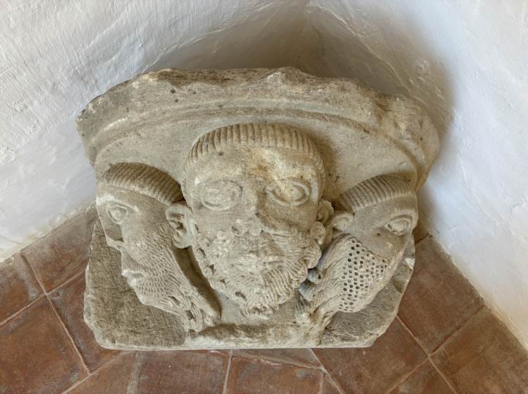 Abbaye de Belleperche - Chapiteau roman de Lagarde-Dieu - ©E. Jaubert