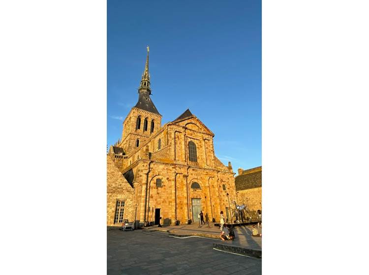 L'abbaye du Mont Saint Michel au soleil couchant
