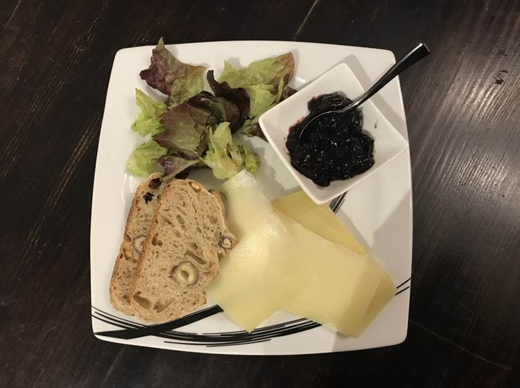 fromage de brebis confiture de cerises noires