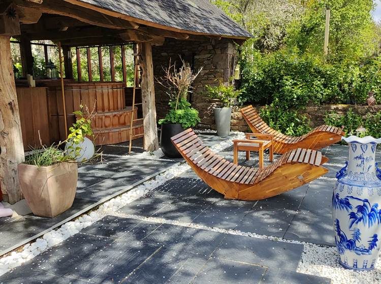 un moment de relaxation dans un cadre bucolique et paisible, le grand bain chaud Ofuro de la Demeure du Porzou