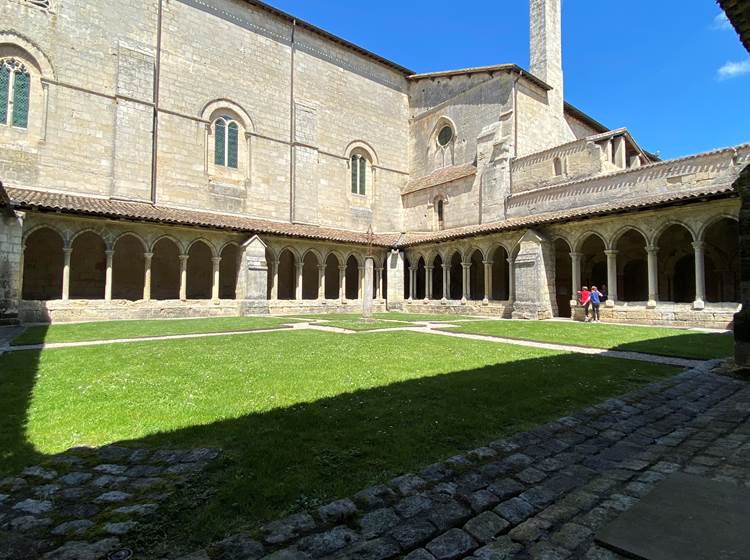 Cloitre-église-collégiale-saint-emilion-nouvelle-aquitaine