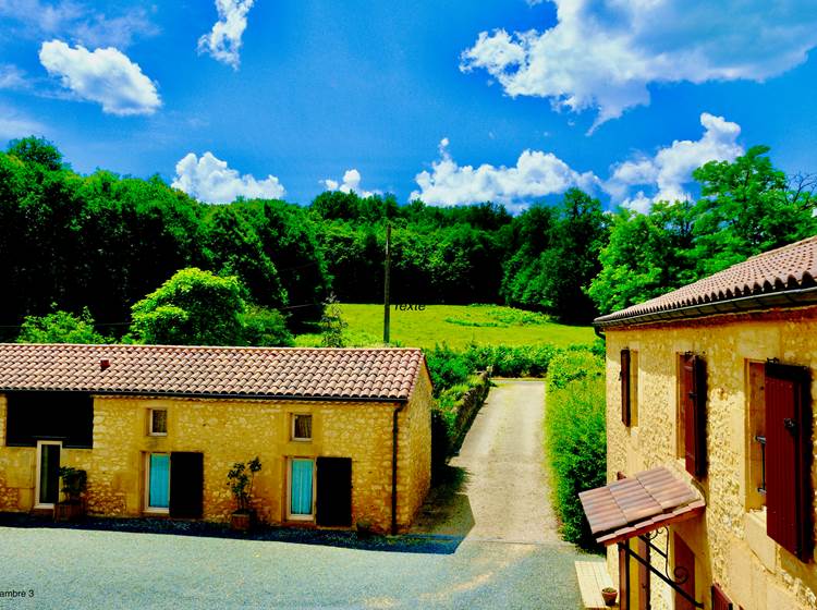 DOMAINE DU CHAMP DE L'HOSTE - maison d'hôtes à Larzac 24170 - Gîte de charme - Location maison de vacances avec piscine et spa -