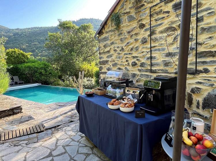 Petit-déjeuner vue piscine