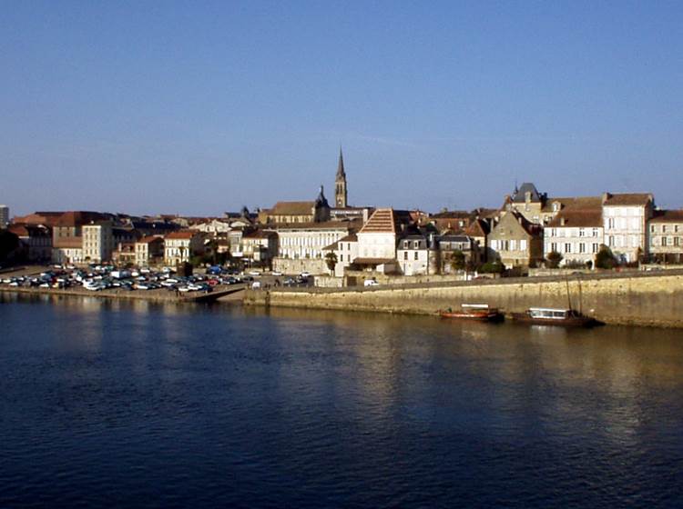 Bergerac-vue-sur-la-Dordogne-ville-historique-rivière