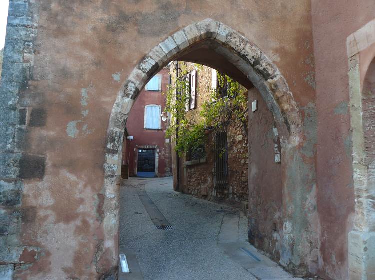 Roussillon Luberon Provence Francia red rock hill village contatore  elettrico coperchio sulla casa lavato con ocra per rendere la miscela in  Foto stock - Alamy