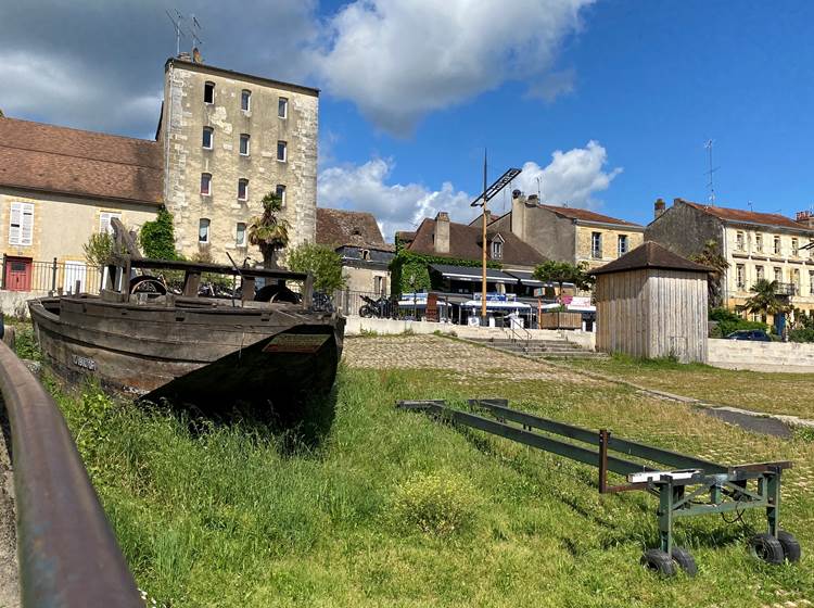 gabarre-quai-cyrano-bergerac-dordogne-bateau-traditionnel