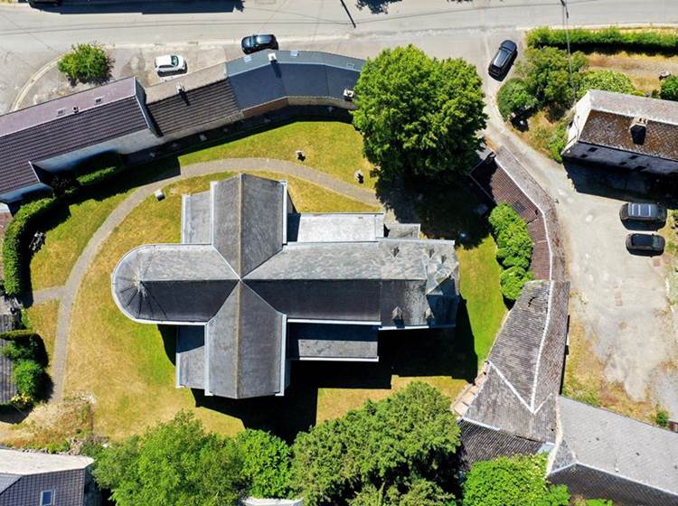 La toiture et l'espace vert de l'église jouxtant le gîte