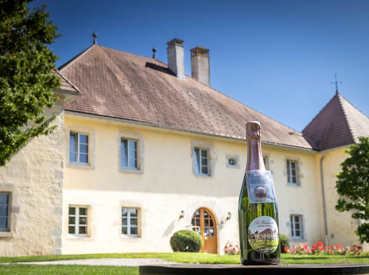 Le meilleur endroit pour déguster le champagne du Relais des deux tours avec ses capsules de collection