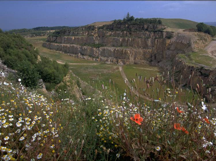 Vue sur l'ancienne mine à ciel ouvert de Bellezane