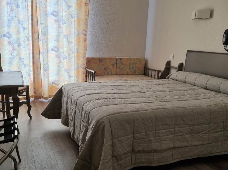 Chambre grand lit Hotel Ambeille 1