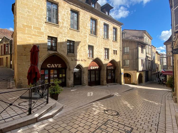 rue-pittoresque-bergerac-dordogne-architecture-medievale