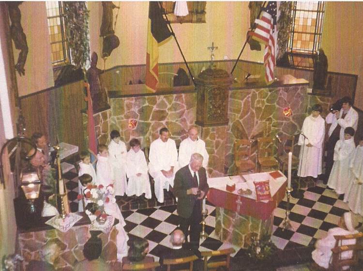 En 1984, Sir Alden Todd dans le choeur de la chapelle de Foy, lors de la cérémonie officielle de la remise de la clochette