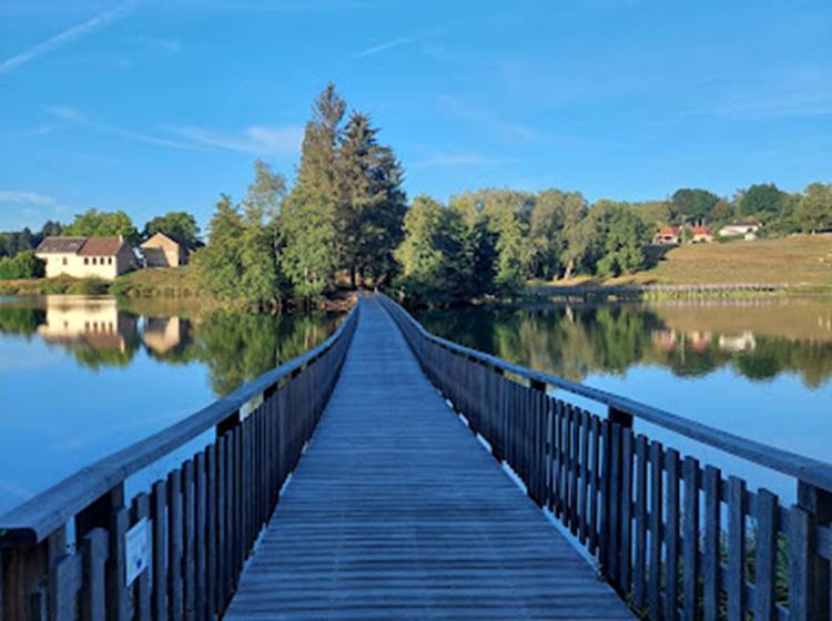 Lac d'Arfeuille à Saint Yrieix La Perche - La passerelle