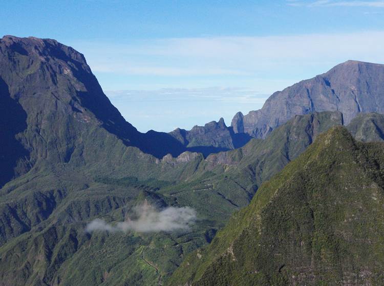 Les trois Salaze depuis la Roche Ecrite (Piton des neiges à gauche, Grand Benare à droite)