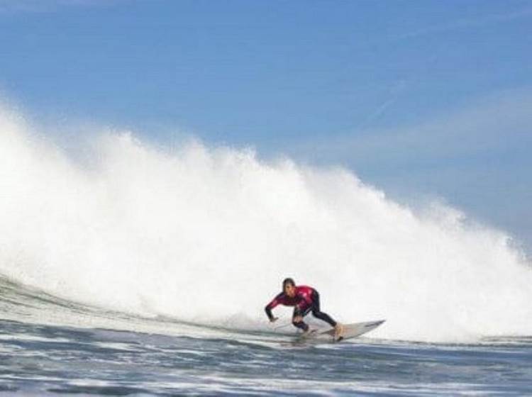 Surf à la Grande Plage au pied de OCEAN 7