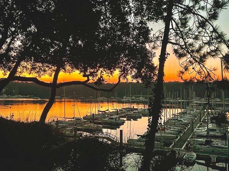 Coucher de soleil sur le Port de Plaisance de Bénodet au pied du Triplex