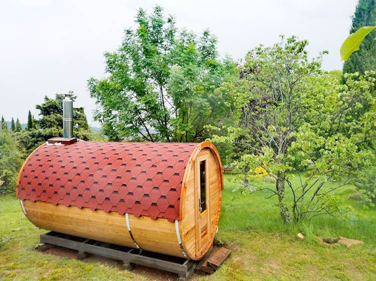 Le sauna au milieu des arbres du parc de la Bastide du Claus