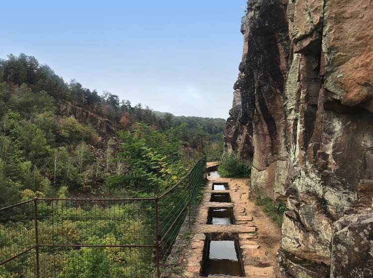 Aubazine, canal des moines : petite randonnée le long de cet extraordinaire ouvrage datant du XIIème siècle