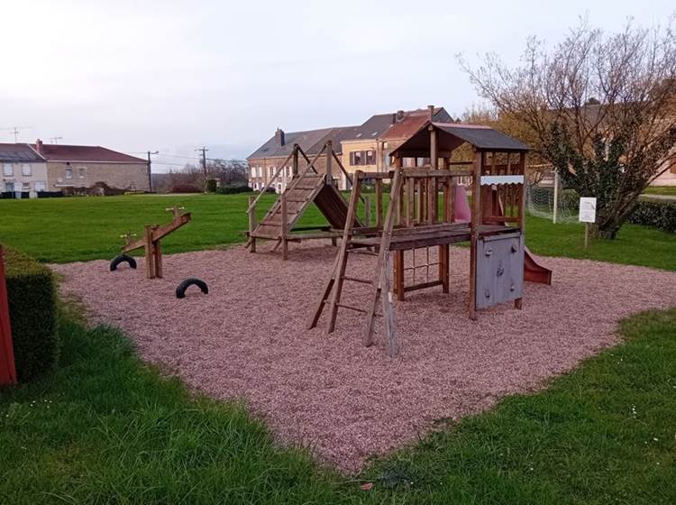 l'aire de jeux pour enfants, sur la place du village de Bulson