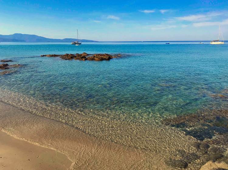 Les eaux cristallines de la plage de Menasina