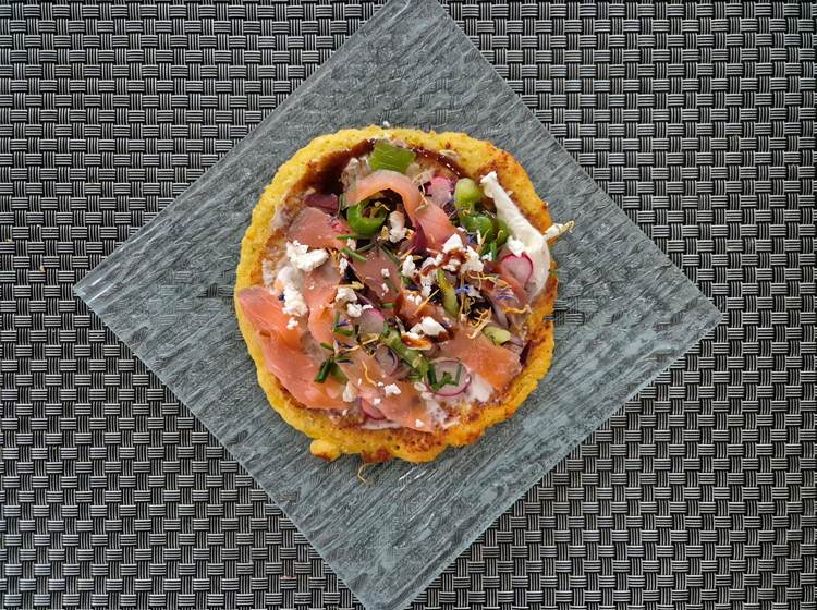 Galette de chou fleur, saumon fumée, feta, fleurs...