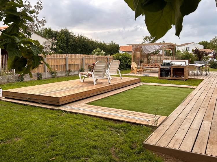 La piscine couverte par sa terrasse mobile en bois