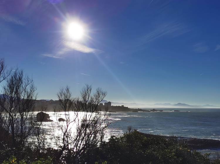 La Baie de Biarritz, au loin l'Espagne