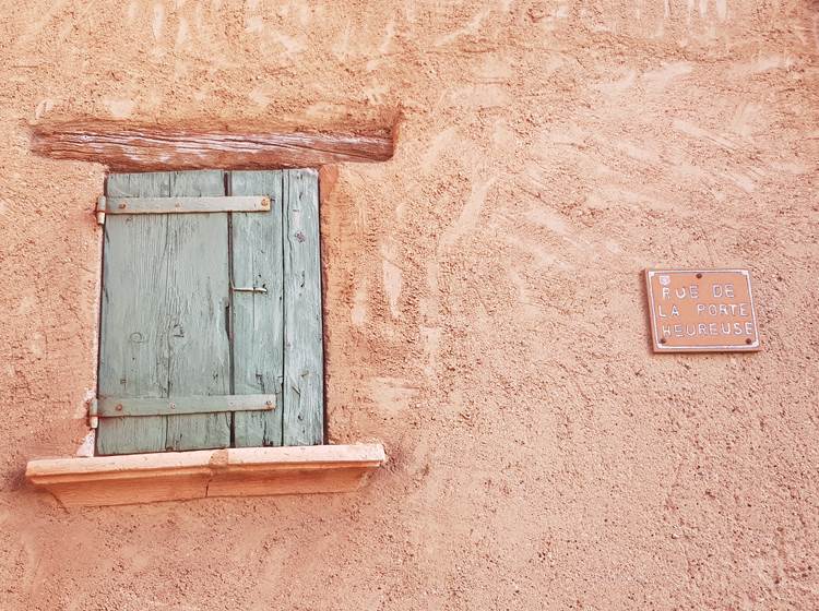 La porte heureuse fenêtre Luberon Provence