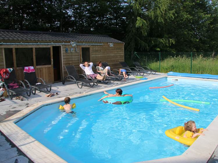 Piscine chauffee du 1er mai au 30 septembre, jacuzzi 5 personnes, sauna 8 personnes