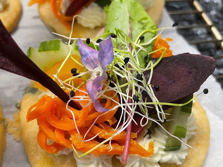 Sablé aux graines torréfiées et au fromage de brebis, mousseline de thym, légumes craquants