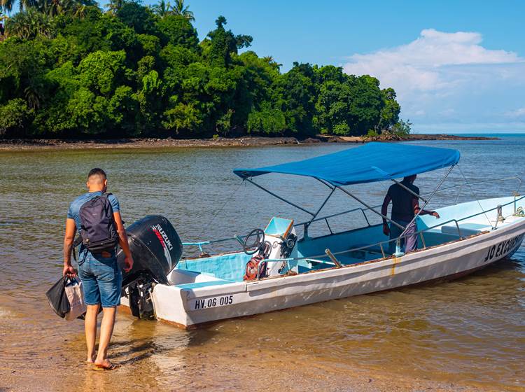 Des touristes qui se préparent pour une ballade en bateau à Nosy Be, Madagascar