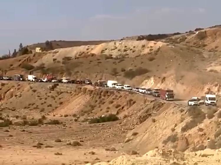 une queue ininterrompue de voitures venant en aide aux villages détruits