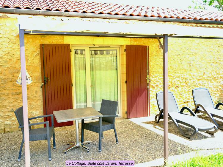 Champ de l'Hoste. Larzac. Suite côté jardin. Terrasse.