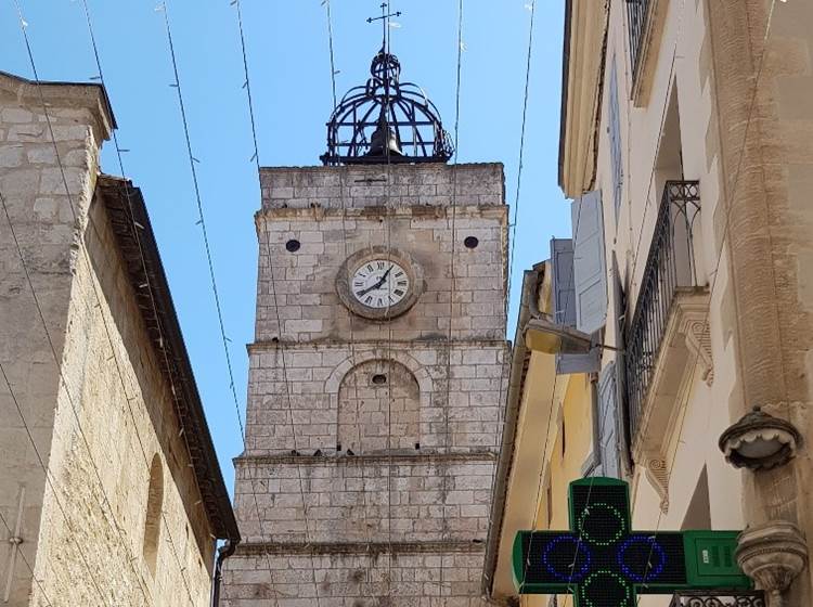 La tour de l'horloge à Apt, jour de marché provençal le samedi matin