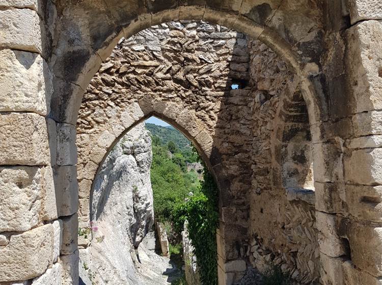 Ruines_et_falaise_saint_saturnin_les_apt