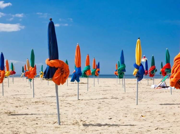 Les plus belles plages de Normandie - La Plage de Deauville avec ses parasols