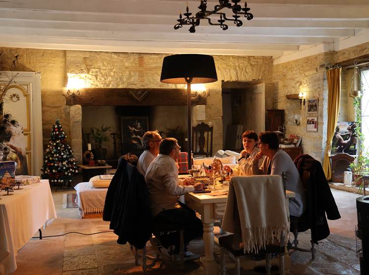 Table alsacienne conviviale au Château de Saint-Chamarand dans le Lot, repas de groupe et séjour gourmand