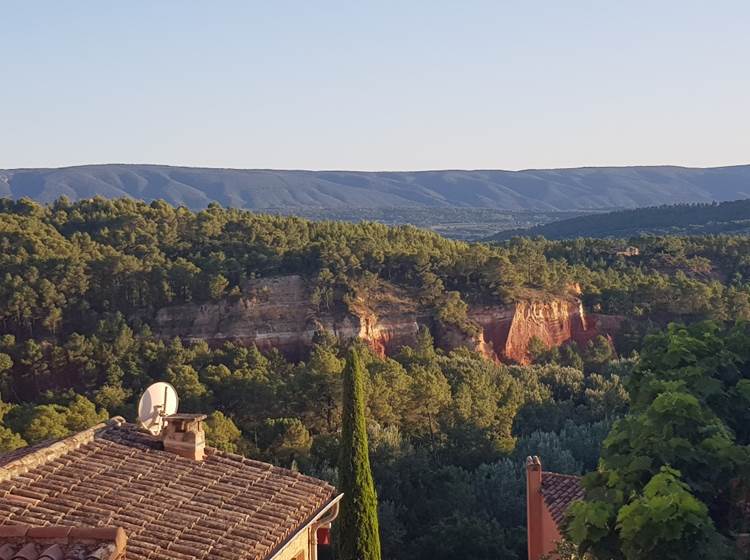 Roussillon falaises toits et massif du Luberon