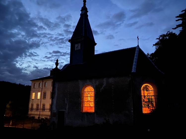 La Chapelle illuminée de nuit