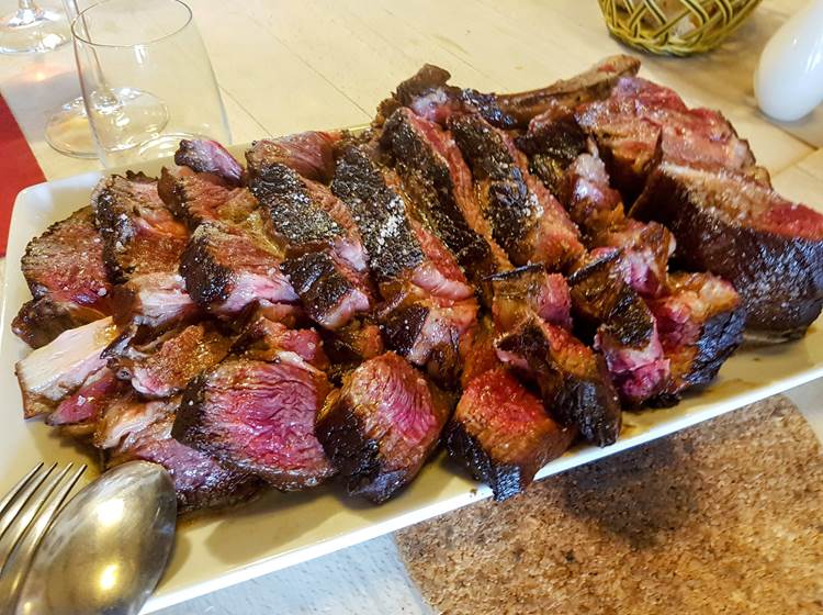 2016112Viande bovine de race limousine longue maturation sélectionnée par Hugues Burgalières notre artisan boucher depuis 1995. Le Ranch des Lacs