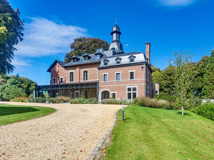 The castle (front view)