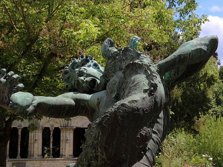 Statue du Chien de Montargis (3 minutes à pied)