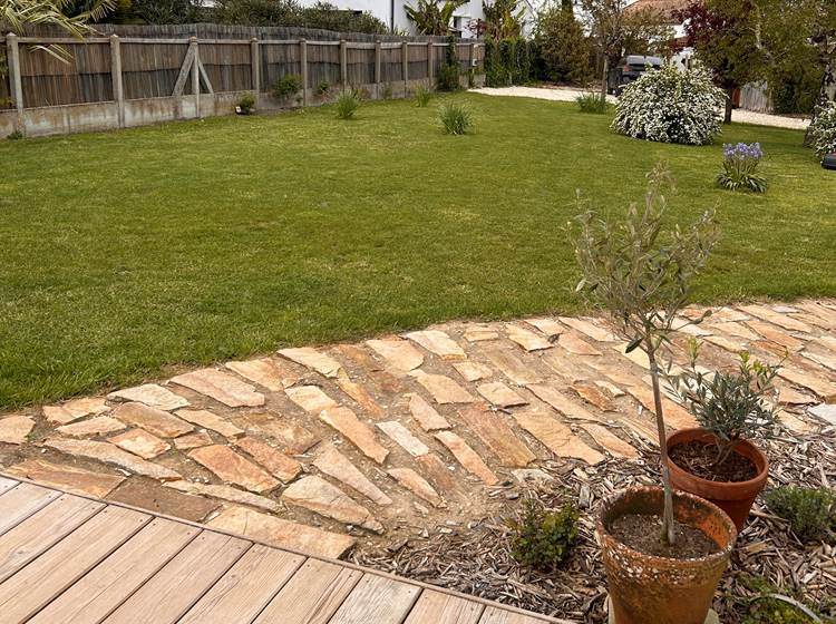 Vue du jardin depuis la terrasse